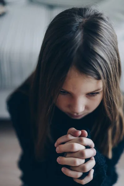 Uma jovem reza em casa. O conceito de fé. — Fotografia de Stock