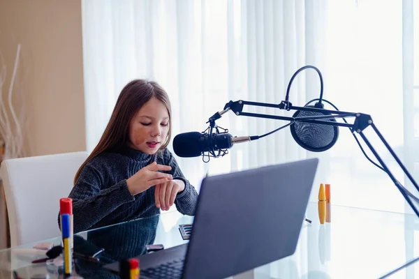 Blogger girl recording video broadcast with microphone about new cosmetic products. — Stock Photo, Image