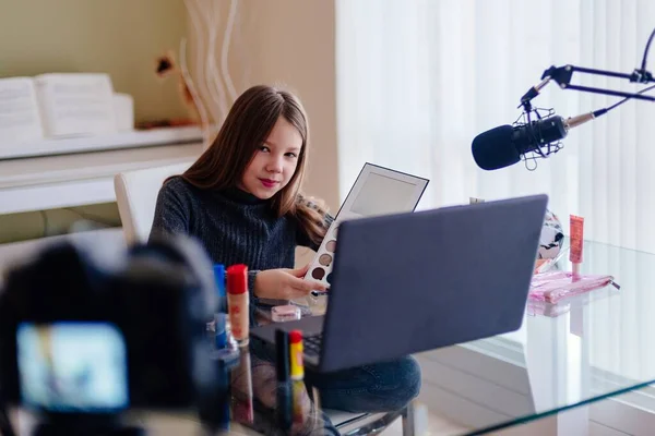 Junge Make-up Beauty-Bloggerin nimmt Video auf, in dem sie Make-up-Kosmetik zu Hause präsentiert. — Stockfoto
