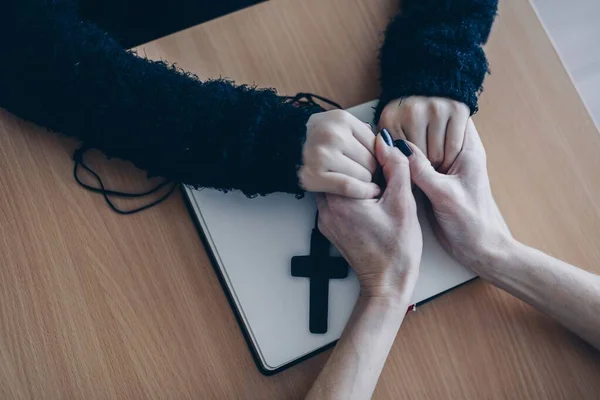 Two pairs of hands touch together to help each other. Together praying. — Stockfoto