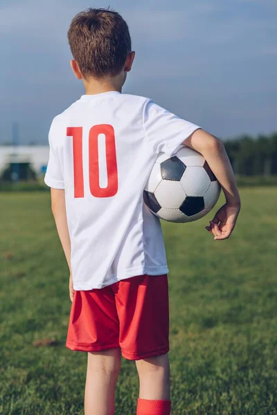 Вид сзади на маленького футболиста. Концепция активного образа жизни. — стоковое фото