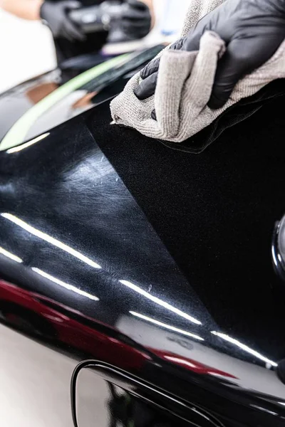 Az autólakk felújítása és a festékkorrekció előtti és utáni hatás — Stock Fotó