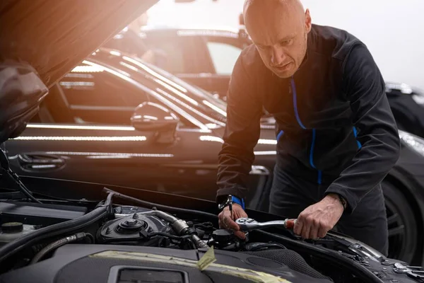 Man car mechanic repairing car with wrench — Stok fotoğraf
