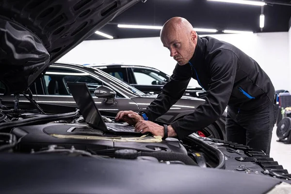 車のサービスワーカー診断エンジンと車のシステム — ストック写真