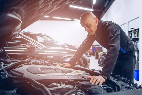 Meccanico per il controllo e l'ispezione del motore dell'automobile — Foto Stock