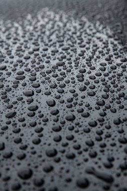 Seramik kaplama kullandıktan sonra arabanın üzerine hidrofobik etki ve su damlaları düşer.