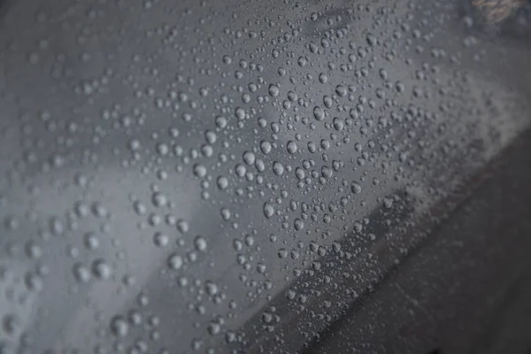 Efeito hidrofóbico e gotas de água no verniz do carro depois de usar revestimento cerâmico — Fotografia de Stock