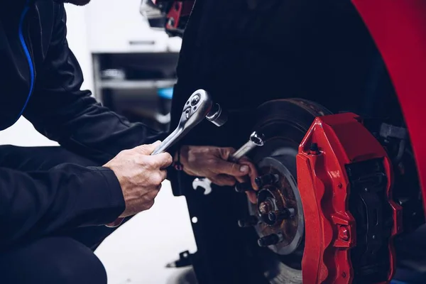 Meccanico di riparazione auto freni auto in servizio auto — Foto Stock