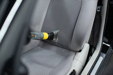 Stüdyo işçisini temizleyen erkek arabası tekstil döşemeleri.