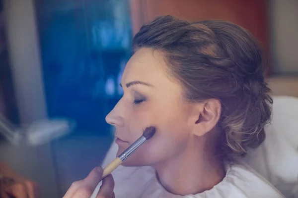 Hochzeit Make-up zu schönen Braut. Hände in der Nähe des Gesichts. — Stockfoto