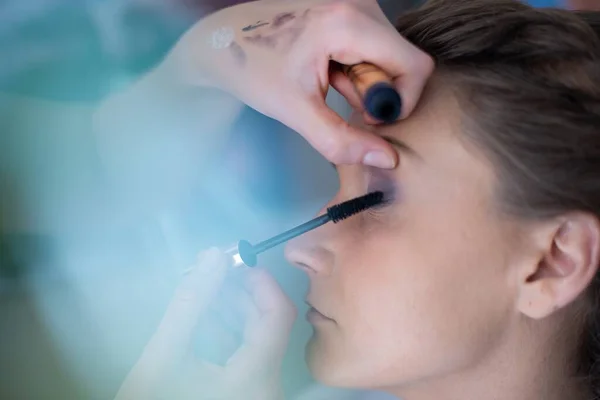 Make-up kunstenaar het maken van een make-up voor een mooie bruid. — Stockfoto