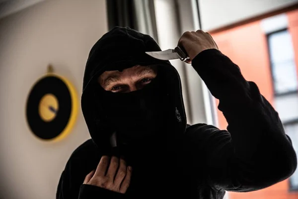 Kriminelle oder Banditen halten ein Messer in der Hand. Angriff auf das Opfer. — Stockfoto