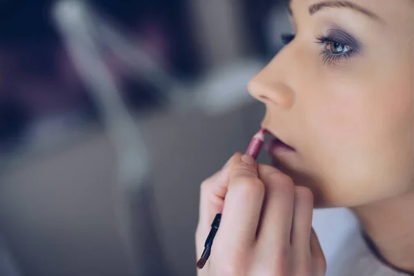 Maquillaje artista haciendo maquillaje. Momento del día de boda. — Foto de Stock