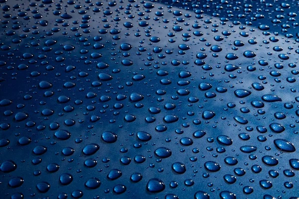 Gotas de água em metal em pintura de carro. Efeito hidrofóbico no metal — Fotografia de Stock