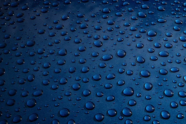 Wasser tropft auf Metall auf Autolack. Hydrophobe Wirkung auf Metall — Stockfoto