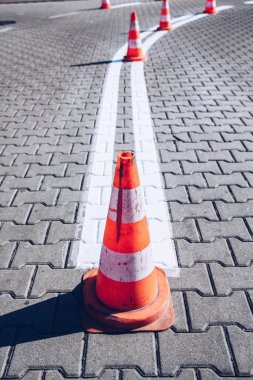 Yolda çizgiler boyanırken kırmızı koniler caddeye dizilmişti.