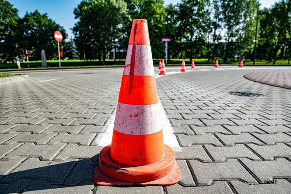 Czerwone szyszki rozmieszczone na ulicy, a paski pomalowane na drodze — Zdjęcie stockowe