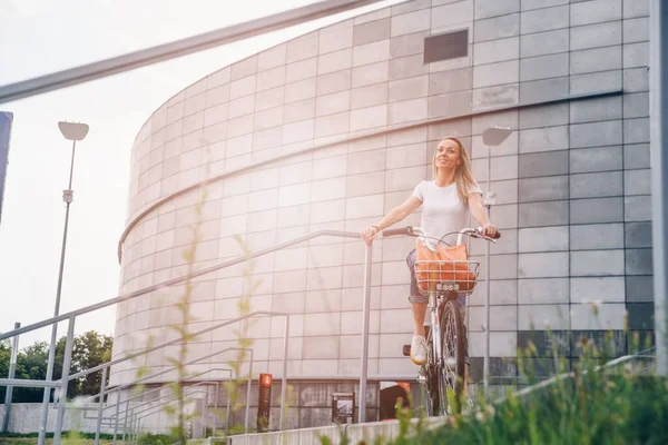 Güler yüzlü kadın şehirde bisiklet sürmekten zevk alıyor.. — Stok fotoğraf