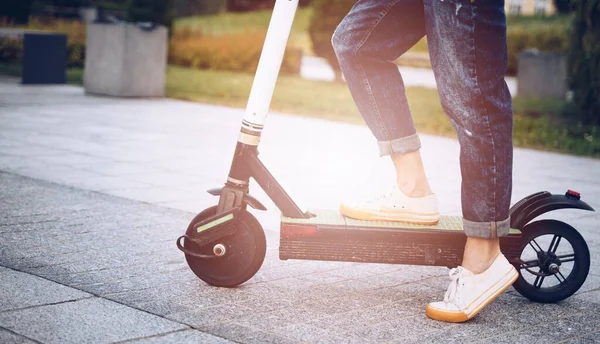 Primer plano de las piernas de las mujeres en su patinete scooter. —  Fotos de Stock