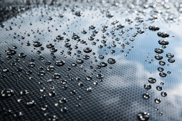 Wasser tropft auf die Karosserie. Hydrophobe Wirkung. — Stockfoto