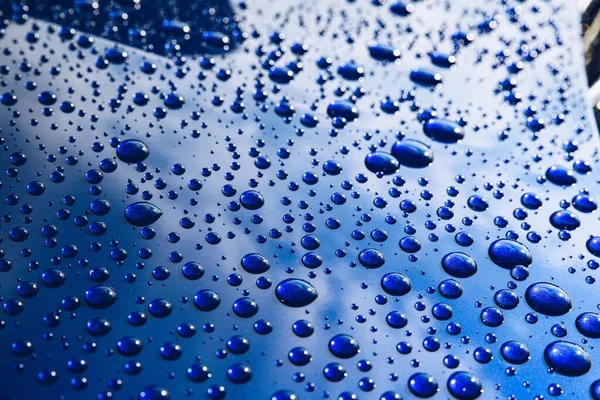 Gocce d'acqua sul corpo dell'auto. Effetto idrofobico — Foto Stock