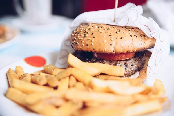 新鮮なおいしいバーガー。ハンバーガーとフライドポテトはレストランで提供しています. — ストック写真