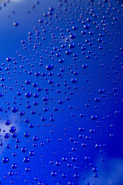 Gocce d'acqua sul corpo dell'auto. Effetto idrofobico. — Foto Stock