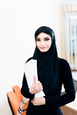 Hijab belgeleri tutan bir kadın