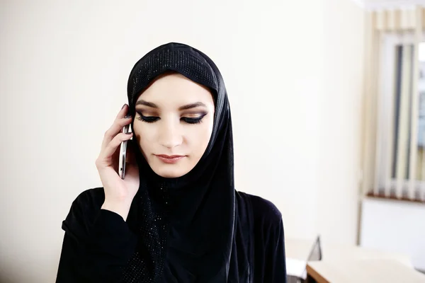 Arabiska kvinnan samtidigt som talar i mobiltelefon — Stockfoto