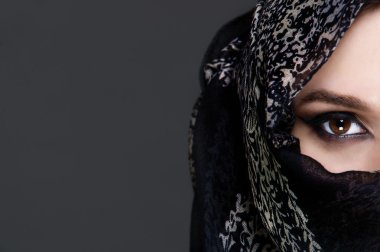 Bir niqab giyen güzel kız