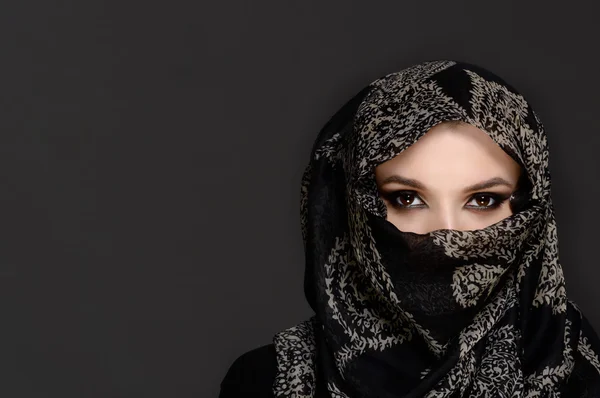 Wanita cantik berkerudung Niqab Timur Tengah — Stok Foto