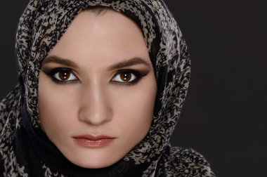 Bir başörtüsü ile bir güzel Arap kadın yüzü açık bir görünümünü portresi