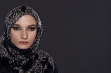 başörtüsü ile genç güzel bir Müslüman kadın portresi