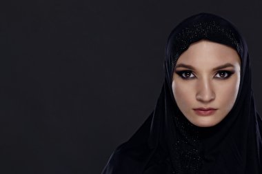 Güzel bir Müslüman kadının yakın portre siyah Hicap giyinmiş
