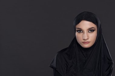 Güzel bir Müslüman kadın portresi siyah Hicap giyinmiş