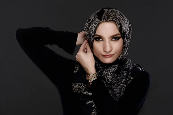 Hermosa mujer árabe vistiendo Abaya — Foto de Stock