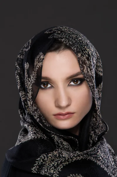 Young Muslim woman portrait wearing a head scarf — Stock Photo, Image