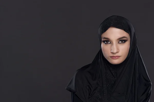Retrato de una hermosa mujer musulmana vestida con hiyab negro —  Fotos de Stock