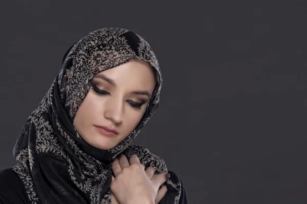 Mooi moslim meisje portret geïsoleerd op donkere achtergrond — Stockfoto