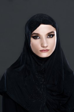 Dikey geleneksel giysiler içinde Müslüman bir kadının portresi