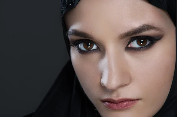 Siyah arka plan üzerine siyah vell ile Arap kadın — Stok fotoğraf