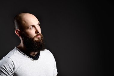 yakışıklı sakallı adam portresi