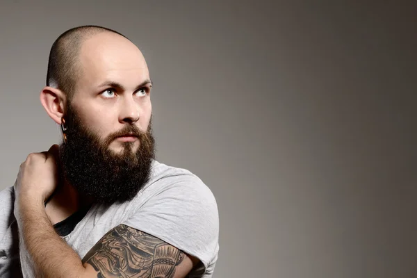 A tetoválás szép szakállas férfi portréja — Stock Fotó