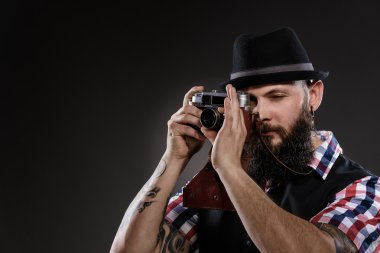 Fotoğraf çekme Kareli gömlekli sakallı adam