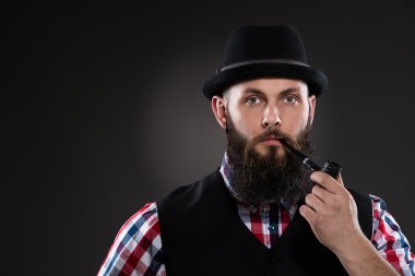 Sakallı adam kareli gömlek ve bir şapka