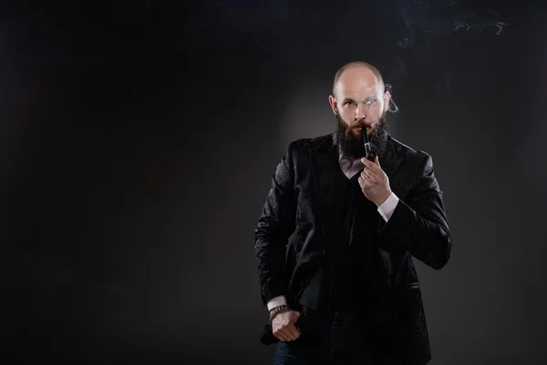 Barbudo careca elegante homem fumar um cachimbo — Fotografia de Stock