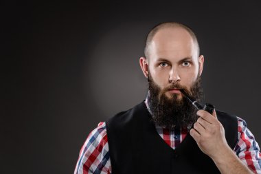Kel adam Kareli gömlekli sakallı