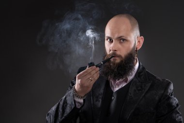 Eski moda sakallı adam bir takım elbise giymiş