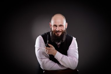 sakallı adam gülümsüyor