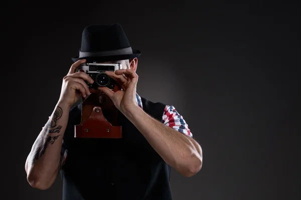 Hipster em camisa quadriculada tirando a foto — Fotografia de Stock